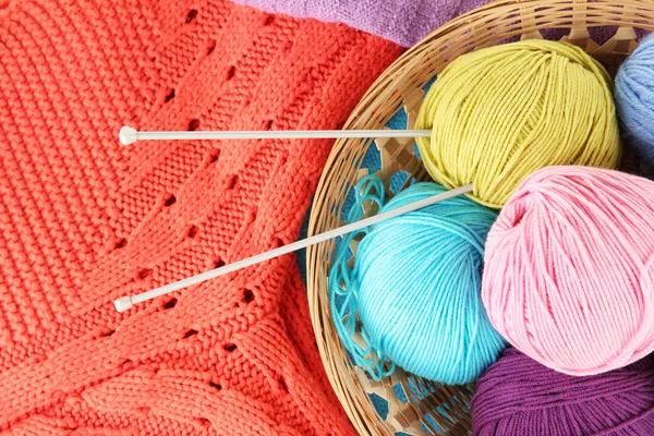 Colorful wool sweaters and balls of wool close-up — Stock Photo, Image