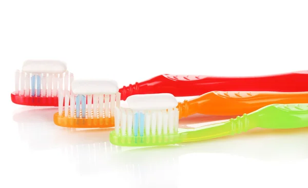 Зубные щетки и жевательная резинка изолированы на белом — стоковое фото