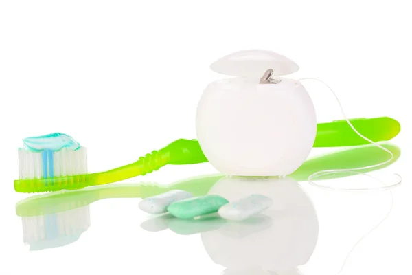 Zahnbürste, Kaugummi und Zahnseide isoliert auf weiß — Stockfoto
