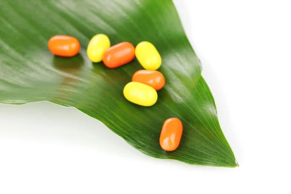Tabletter på gröna blad isolerad på vit — Stockfoto