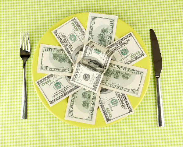 Banknotes on the plate on green tablecloth close-up — Stock Photo, Image