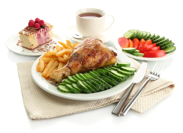 Gebratenes Hühnerschnitzel mit gekochten Kartoffeln und Gemüse, Tasse Tee und d — Stockfoto