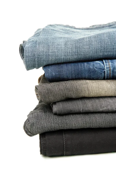Много разных джинсов, изолированных на белом — стоковое фото