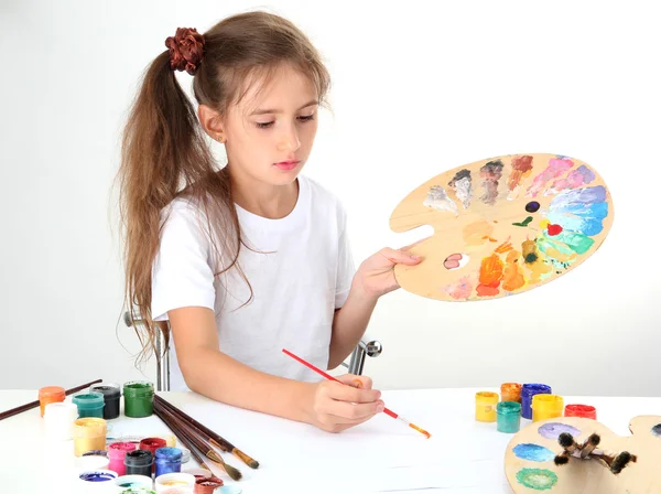 Menina bonito pintando um quadro, isolado em branco — Fotografia de Stock