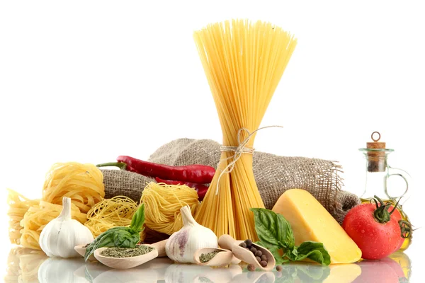 Паста спагетті, овочі та спеції, ізольовані на білому — стокове фото