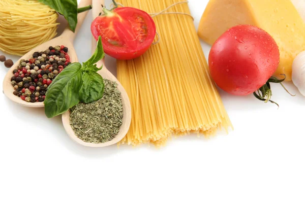 Spaghetti di pasta, verdure e spezie, isolati su bianco — Foto Stock