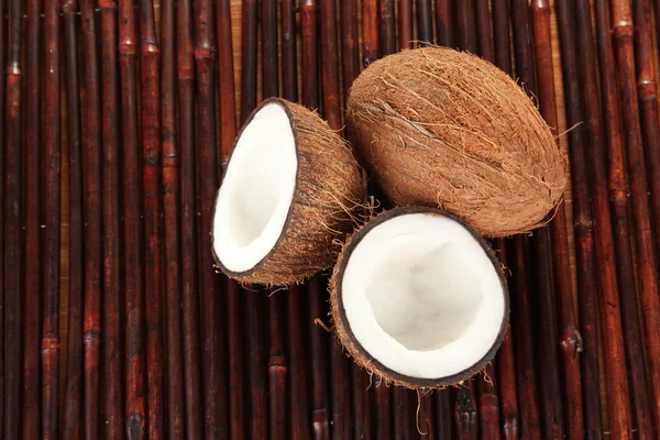 Cocos em uma esteira de bambu close-up — Fotografia de Stock