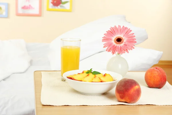 Ελαφρύ πρωινό για το κομοδίνο δίπλα στο κρεβάτι — Φωτογραφία Αρχείου