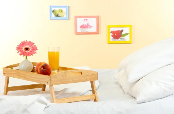 ベッドの上で軽い朝食と木製のトレイ — ストック写真