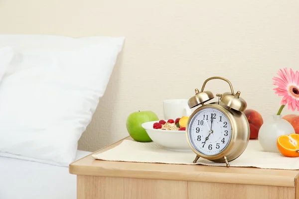 Pequeno-almoço leve na mesa de cabeceira ao lado da cama — Fotografia de Stock