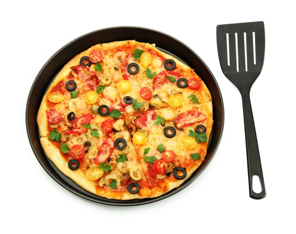 おいしいピザとシーフードの白で隔離されるフライパン — ストック写真