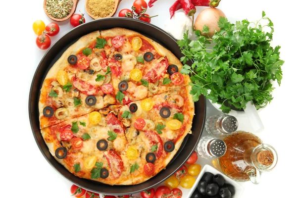 Kleurrijke samenstelling van heerlijke pizza, groenten en specerijen op witte bac — Stockfoto