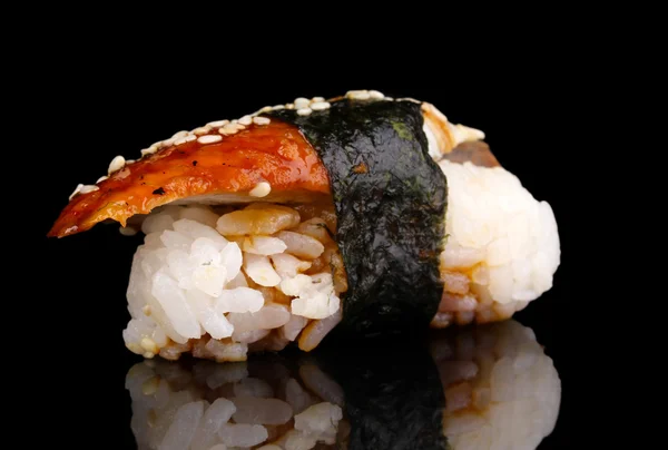 Delizioso sushi isolato su nero — Foto Stock