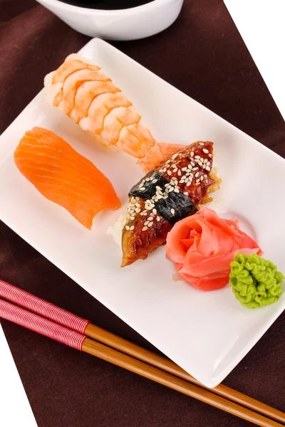 Köstliches Sushi auf Teller aus nächster Nähe serviert — Stockfoto