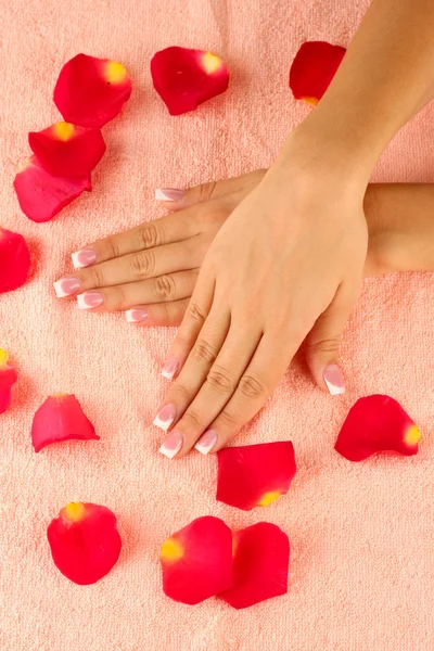 Руки женщины на розовом махровом полотенце, крупным планом — стоковое фото