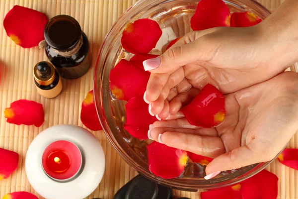 Trattamenti termali per mani femminili, primo piano — Foto Stock