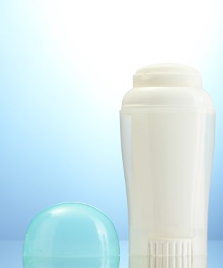 mavi zemin üzerine deodorant