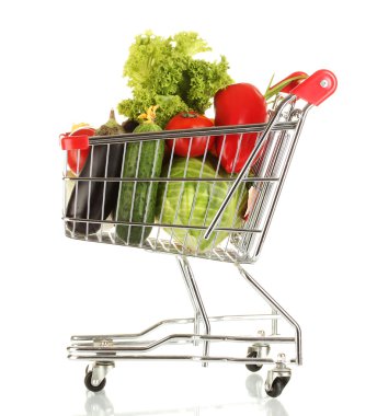 Beyaz arka plan üzerinde izole metal arabası taze sebze