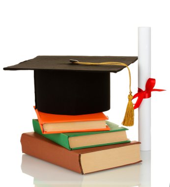 Grad hoed en diploma met boeken geïsoleerd op wit
