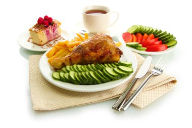 fırında tavuk göğsü ile haşlanmış patates ve sebze, fincan çay ve d