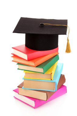 grad şapka ile üzerine beyaz izole kitap