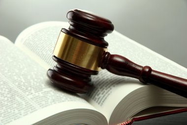 tahta tokmak ve gri arka plan üzerinde ahşap masa kitap