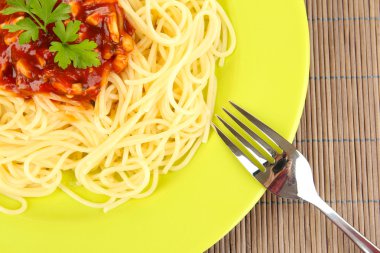 İtalyan spagetti bambu hasır üzerinde plaka