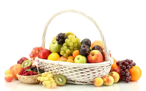 Ποικιλία από εξωτικά φρούτα και τα μούρα στα καλάθια που απομονώνονται σε λευκό — Φωτογραφία Αρχείου
