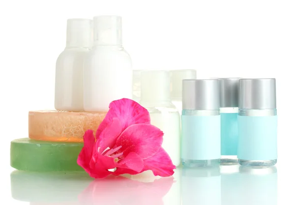 Kozmetikai palackok, szappan és virág, elszigetelt fehér — Stock Fotó