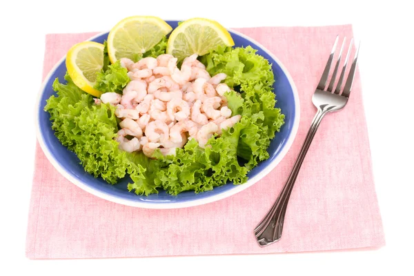 Délicieuses crevettes marinées dans une assiette isolée sur blanc — Photo