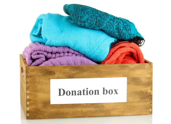Donatie box met kleding op wit wordt geïsoleerd — Stockfoto