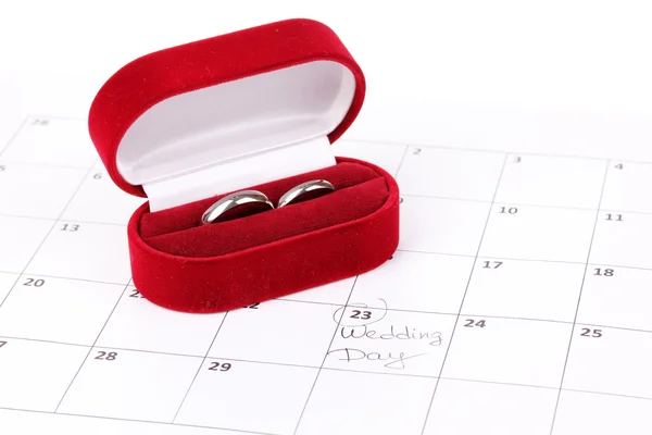 Anéis de casamento em caixa vermelha isolada em branco — Fotografia de Stock