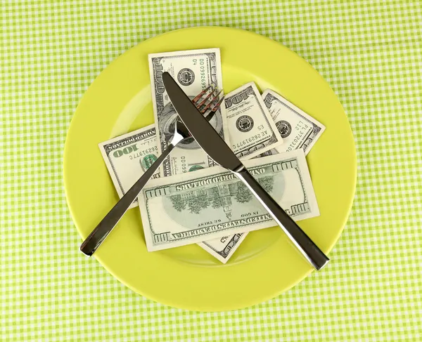 Banknoten auf dem Teller auf grüner Tischdecke in Großaufnahme — Stockfoto