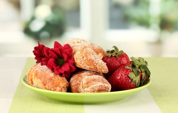 Frische Bagels mit Erdbeere auf dem Teller auf dem Tisch — Stockfoto
