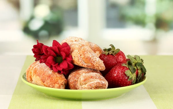 Bagels frescos com morango no prato na mesa — Fotografia de Stock