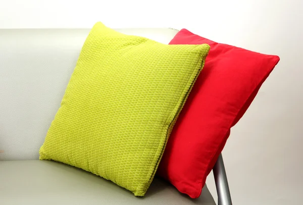 Красочные подушки на диване изолированы на белом — стоковое фото