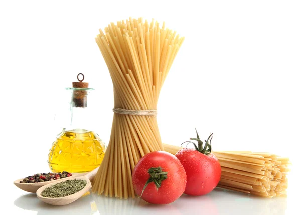 Nudelspaghetti, Tomaten und Öl, isoliert auf weiß — Stockfoto