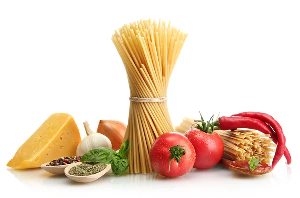 Pasta spageti, sayuran dan rempah-rempah, terisolasi di atas putih — Stok Foto