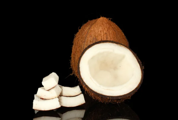 Kokosnötter isolerade på svart — Stockfoto