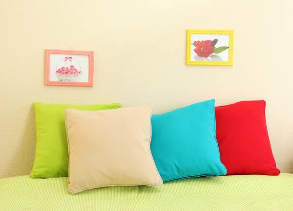 Cama vazia com travesseiros e lençóis no quarto — Fotografia de Stock