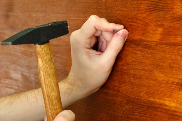 Männerhände mit Nagel und Hammer — Stockfoto