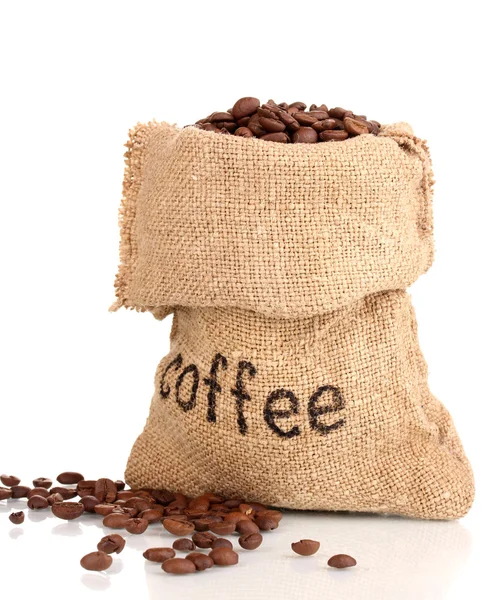 Granos de café en bolsa aislados en blanco — Foto de Stock