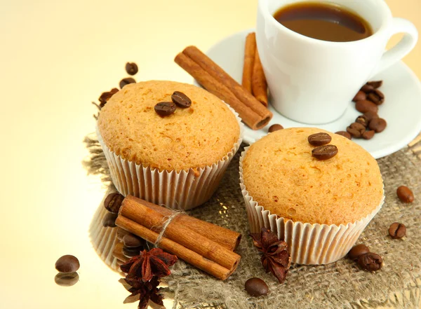 Gustose torte di muffin con spezie su iuta e tazza di caffè, su dorso beige — Foto Stock