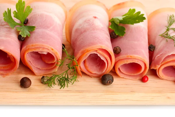 Bacon saboroso com especiarias na placa de corte de madeira — Fotografia de Stock