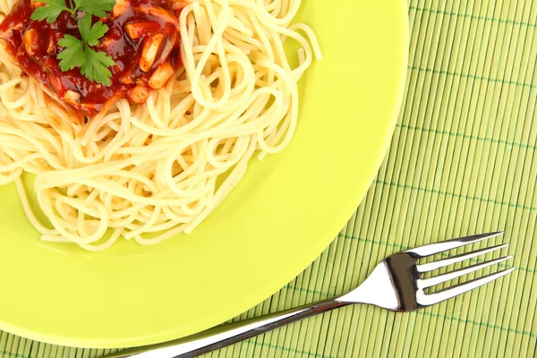 Olasz spagetti, a lemez, a bambusz mat — Stock Fotó