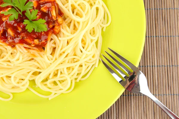 Italienische Spaghetti im Teller auf Bambusmatte — Stockfoto