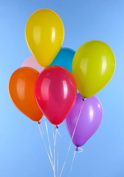 Globos de colores sobre fondo azul —  Fotos de Stock