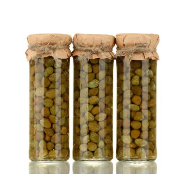 tarros de conservas de verduras aislados en blanco