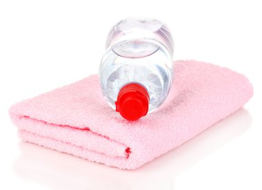 plastik şişe su üzerinde beyaz izole havlu üzerindeyeşil renkli yakın çekim haplarla kavanoz