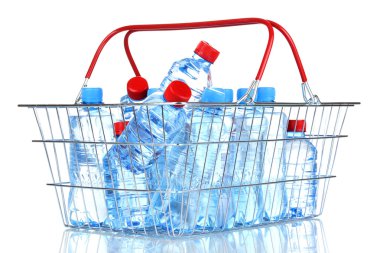 plastik şişe su metal sepette beyaz izole